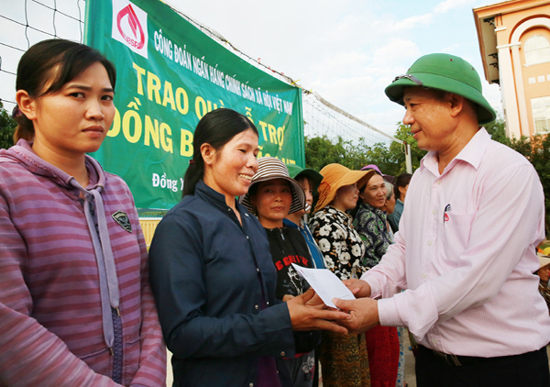 Hơn 2.100 suất quà tới vùng lũ miền Trung ảnh 2